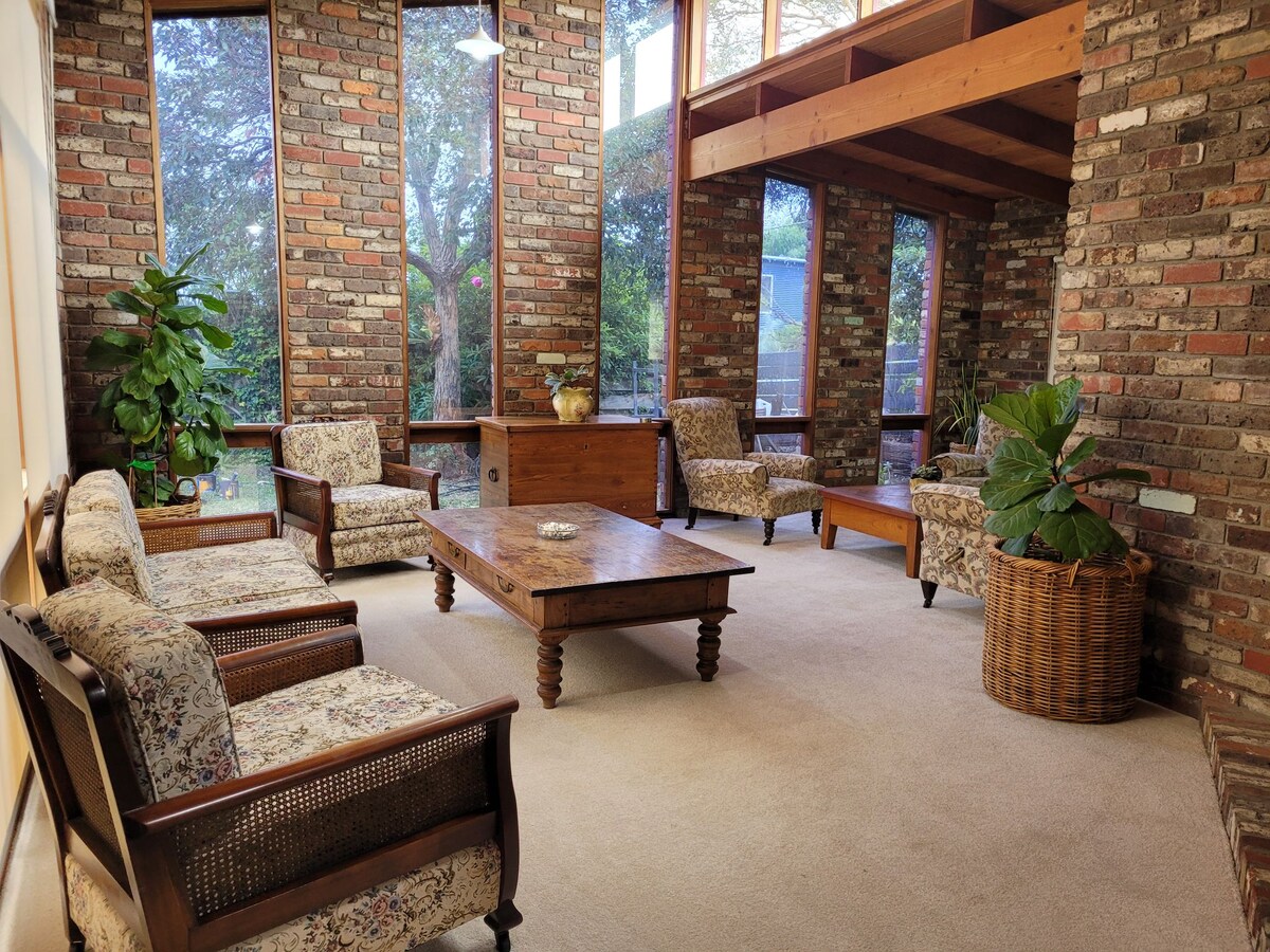 Popular Airbnb listing: Unique Torquay Getaway

1.2 km to nearest beach in Torquay