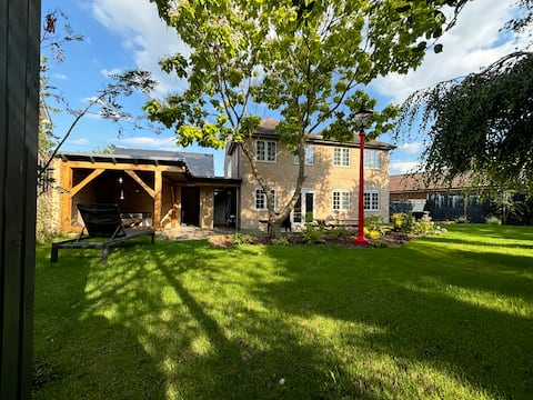 Fabulous modern Cambridge Ely sleep 13 games room