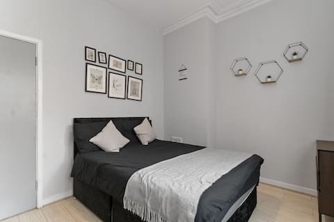 Top Airbnb: Cheerful Flat With Free Parking in Moseley