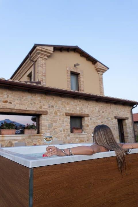 House in the countryside near the sea. Swimming pool. Jasmine
