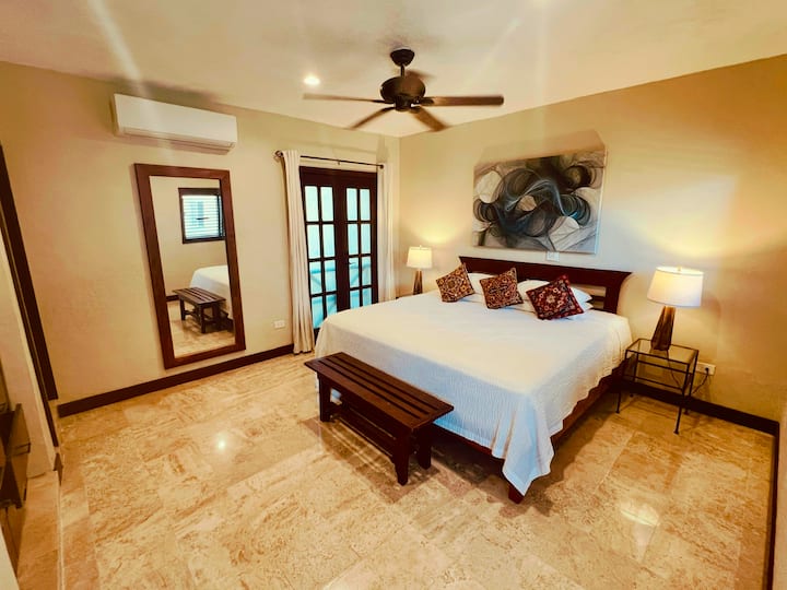 Amplia cama tamaño king con muchas almohadas cómodas