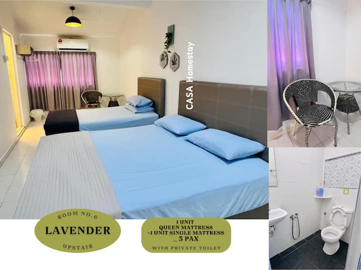 VÆRELSE nr. 6 - OVENPÅ 
 Værelsesnavn: LAVENDEL 薰衣草
TREDOBBELT SOVEVÆRELSE | 三人房
1 QUEENSIZE-DOBBELTSENG + 1 ENKELT til 3 personer
雙人床1+1单人床