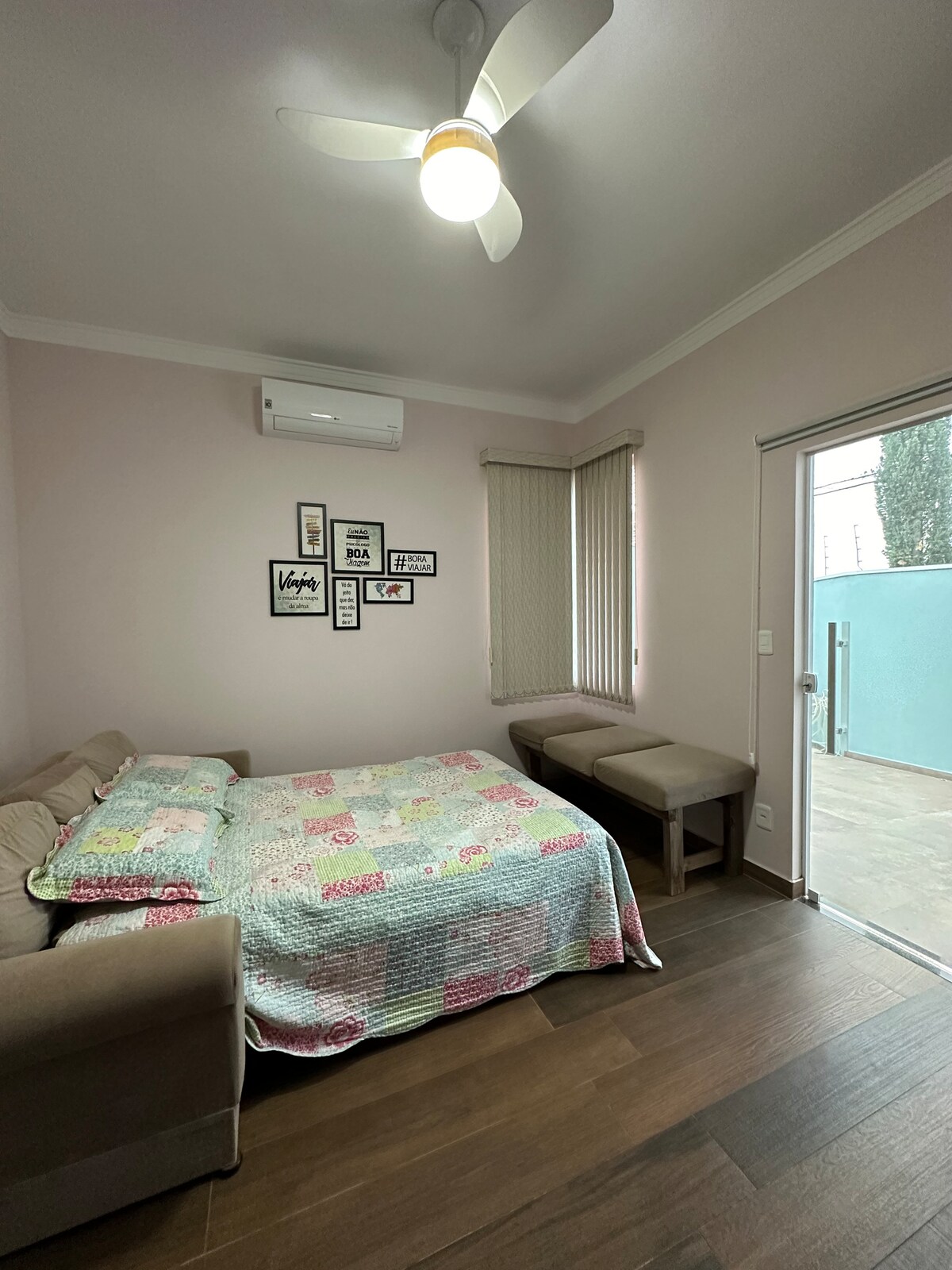 Se puede utilizar como habitación u oficina. Tamaño del sofá cama: cama doble.