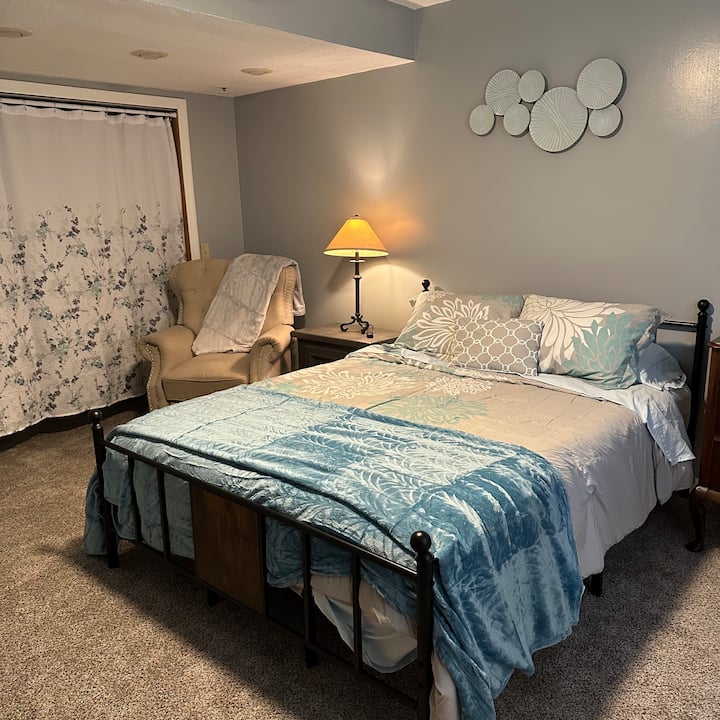 卧室宽敞，配有标准双人床和躺椅。