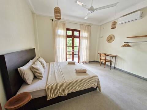 The Native #5 Beautiful AC Room with Breakfast