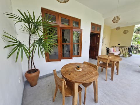 The Native #5 Beautiful AC Room with Breakfast