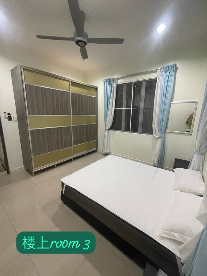 1. razina, soba 3
1 bračni krevet (1,6x2)
1 ormar
1 stropni ventilator
1 Aircom
1 ogledalo
1 stol 
1 privatna kupaonica 
1 stolica

Spavaća soba na katu 3
Bračni krevet (širine 125-149 cm
Ormar
Stropni ventilator
Ogledalo
Stol
Stolice
Privatni WC
