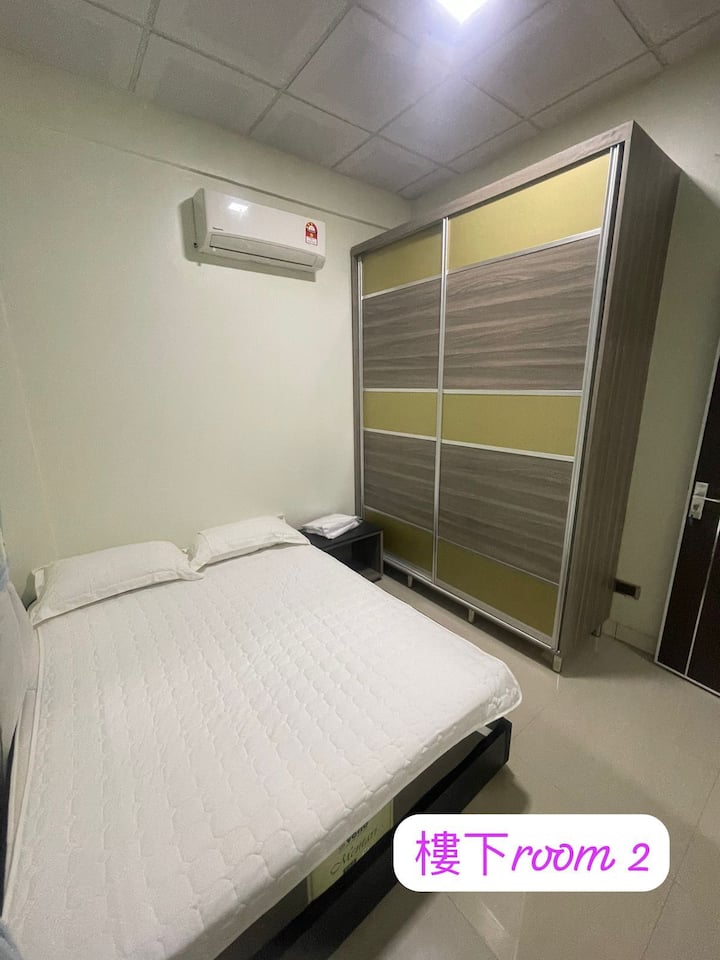 Grd Flr Room 6
1 bračni krevet (1,6x2)
1 ormar
1 stropni ventilator
1 Aircom
1 ogledalo
1 stol 
1 stolica

6. spavaća soba
 Bračni krevet (širine 125-149 cm
Ormar
Stropni ventilator
Ogledalo
Stol
Stolice