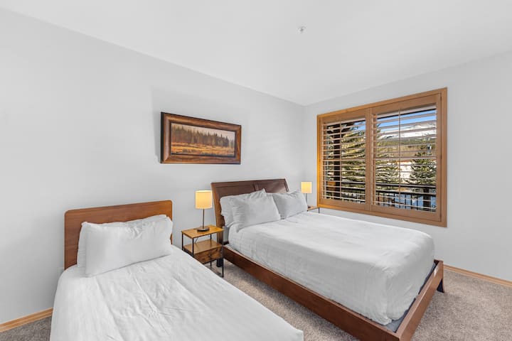 Hosťovská spálňa obsahuje dve samostatné postele a manželskú posteľ. 