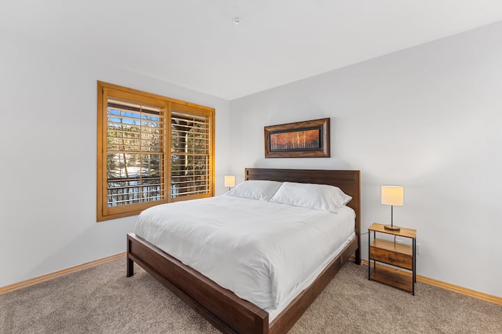 Hlavná spálňa má manželskú posteľ a vlastnú kúpeľňu. 