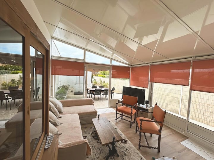 Sebule katika veranda. 
Mashine ya kuosha vyombo, kitanda kikubwa cha sofa, televisheni, sanduku la midoli la watoto. Michezo inapatikana kwenye kabati la televisheni 