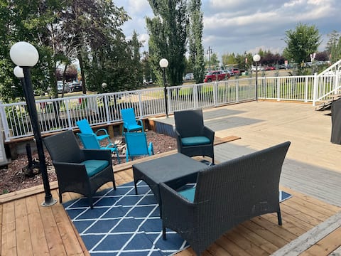 Lakefront Blue House
#STAR-04596
Event Space!