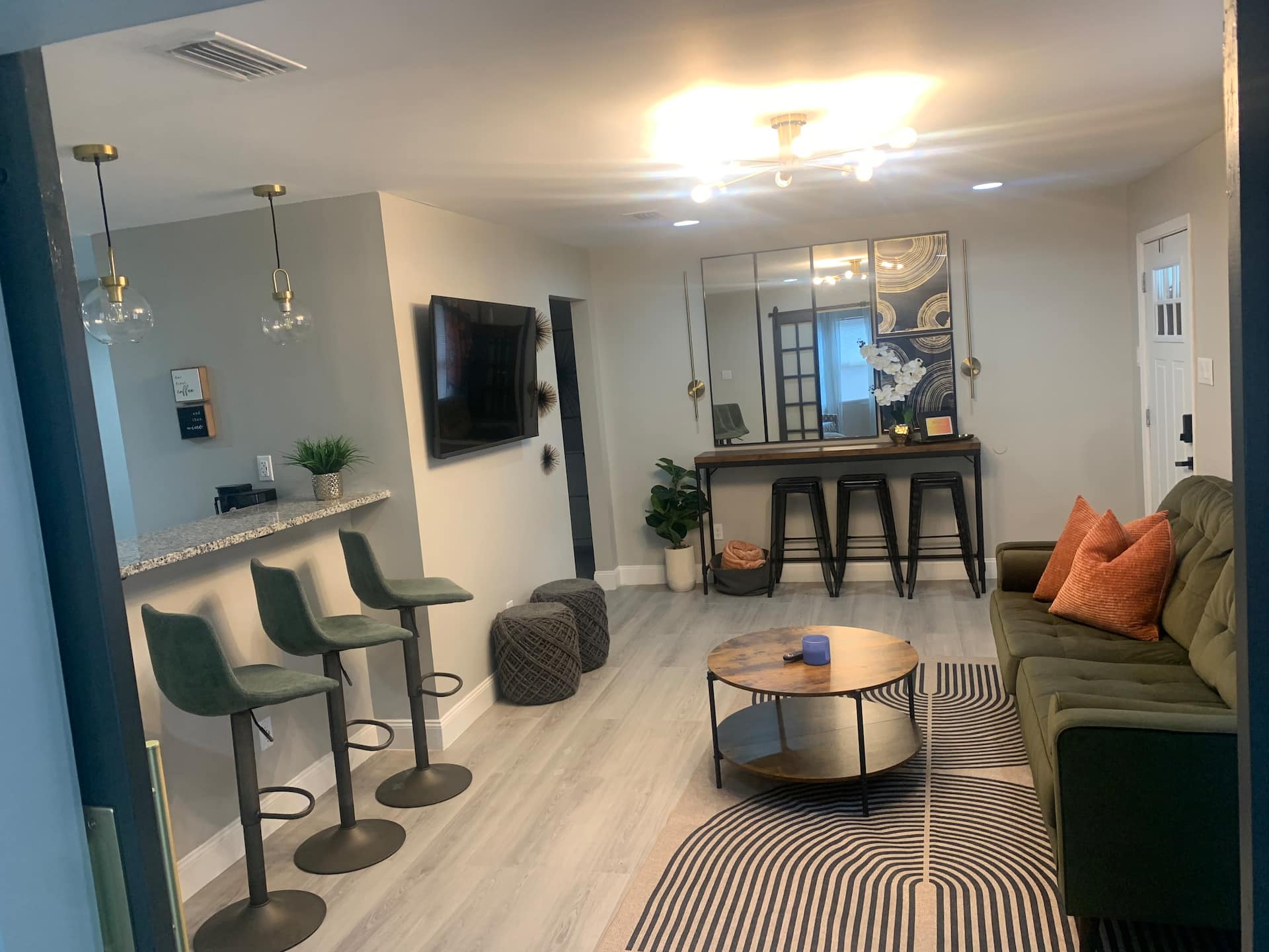 The Chic Getaway: Relaxing Vibes Await (near DTWN)