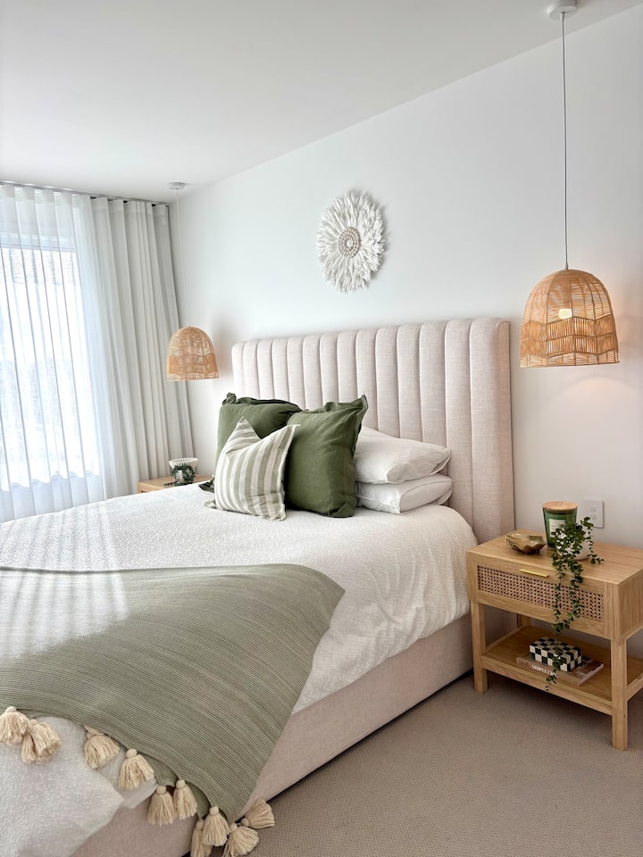 Veľká hlavná izba s inteligentnou televíziou, vlastnou kúpeľňou a šatňou. 