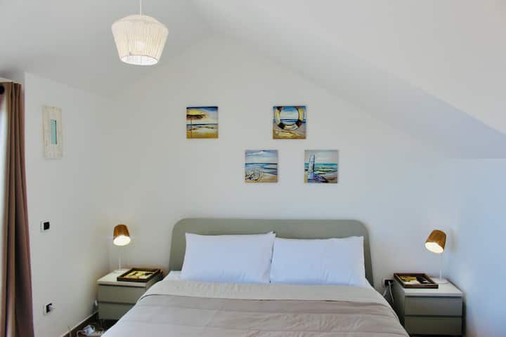 加大双人床、电视、衣物储物柜、带阳光躺椅的阳台