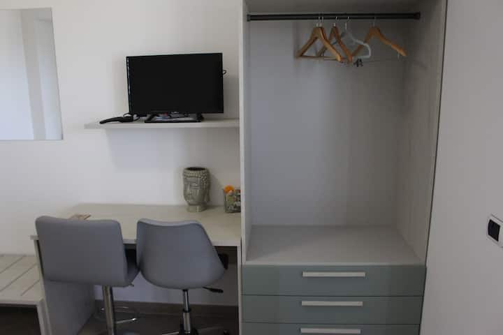 办公桌和储物柜