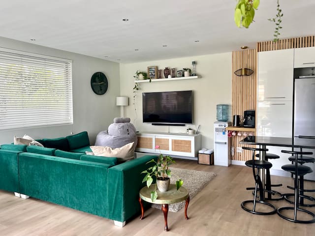 Private Pool & 50m From Beach, Sea Point