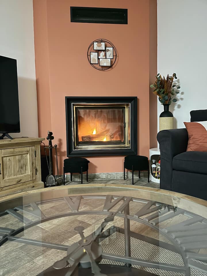 jizungushe na nyakati zisizoweza kusahaulika ukipumzika karibu na meko yetu yenye joto. Acha kupasuka kwa moto kuunda mazingira ya kufunika huku ukishiriki nyakati za thamani na wapendwa wako.