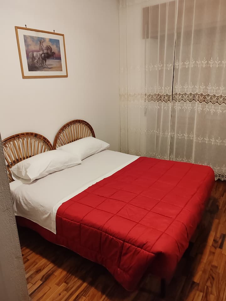 Izba s dvoma samostatnými lôžkami. Na požiadanie je možné jednolôžka kombinovať vytvorením dvojlôžka. 