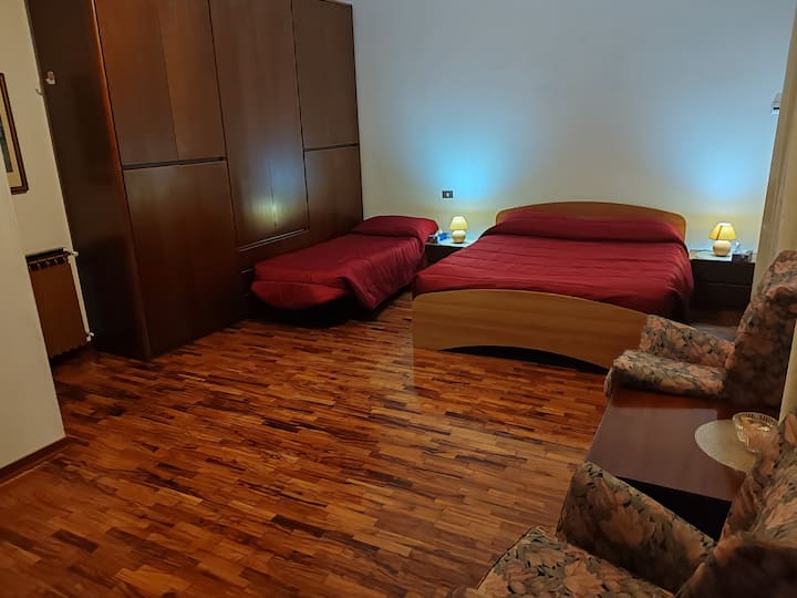 Priestranná izba. Môže byť nastavená ako trojitá alebo štvorlôžková. 