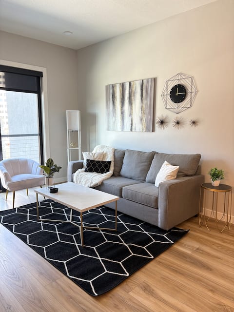 Top performing Airbnb: KING Bed | Kitchen | W/D | WIFI | Garage Parking in Central City