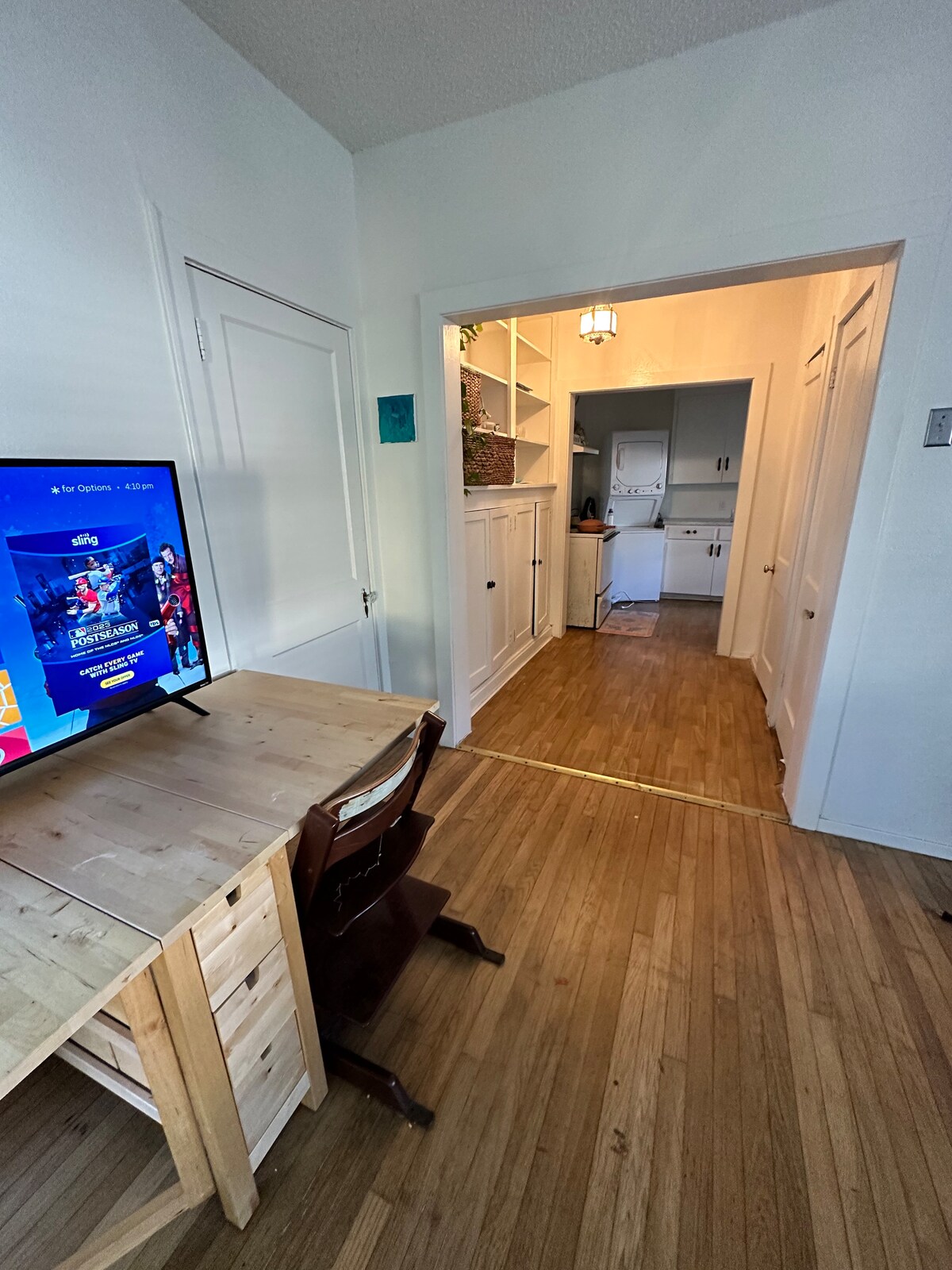 Sunny Private Room in NonToxic Home, free parking!