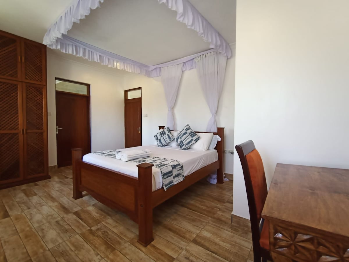 جناح رئيسي مع مكيف هواء وشرفة خاصة وسرير بحجم كينج.