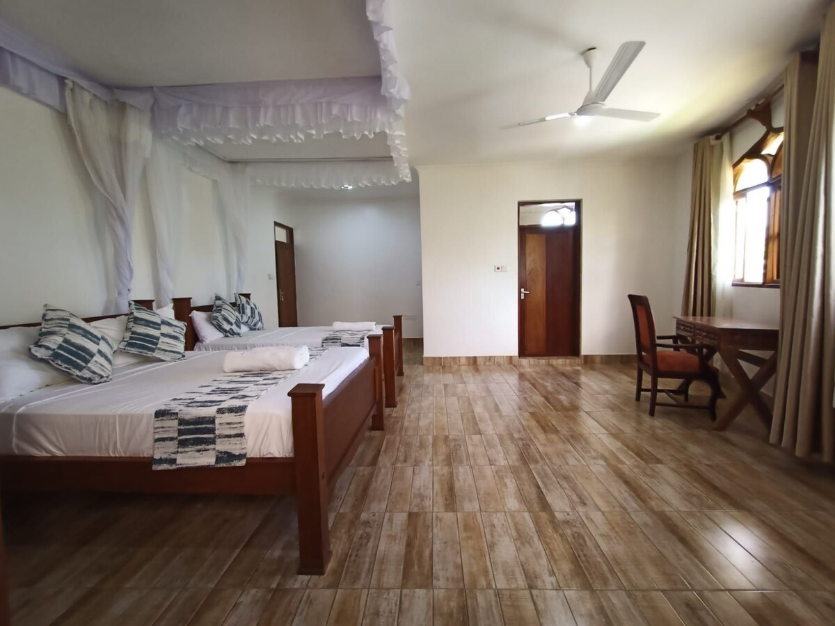 غرف نوم مفروشة بذوق رفيع، تحتوي جميعها على بياضات نظيفة ومناشف ودش ساخن.