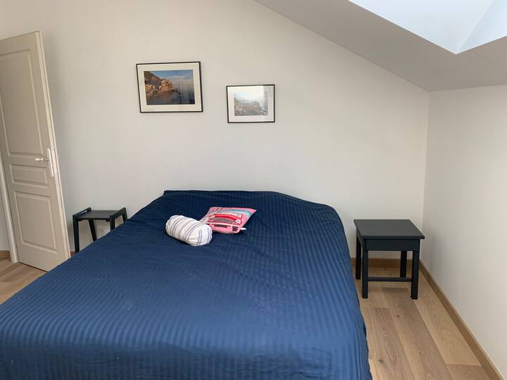 Разгледайте стаята на Габриел!
В тази стая могат да се настанят 2 - ма души. 
Благодарение на велукса можете да регулирате интензивността на външната светлина, както желаете. 