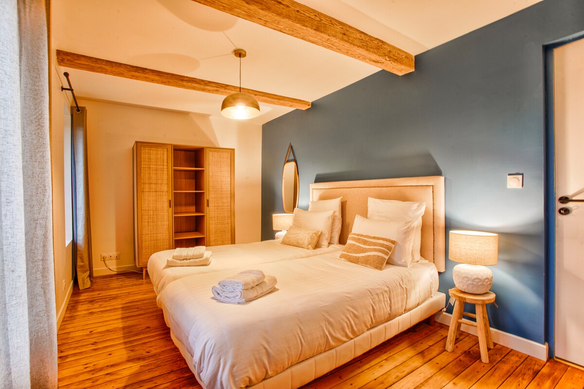 2 единечни кревета споени заедно:  180x200
(90 x 200)x2