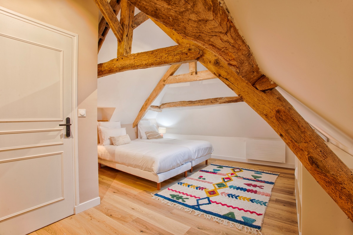 2 единечни кревета залепени заедно + 1 единечен кревет
(90x200)x2 и 90x200