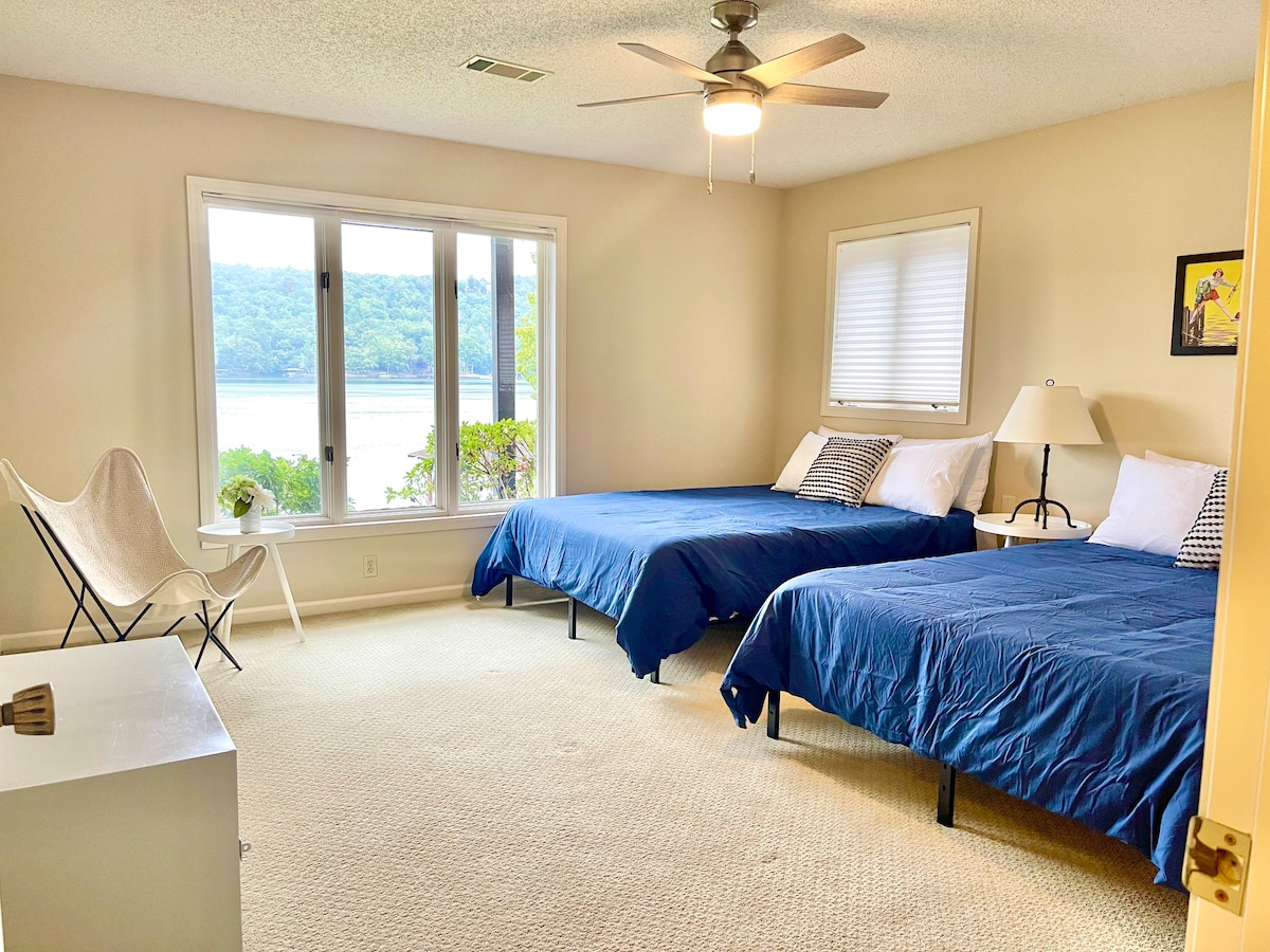 Chumba cha kulala #2 kwenye ghorofa ya chini chenye vitanda 2 vya kifalme.  Na tena... mionekano!