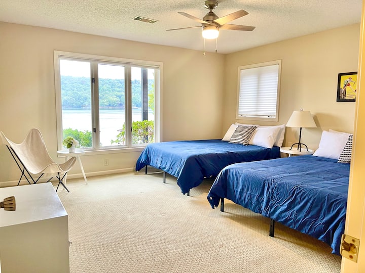 חדר שינה מס '2 בקומה התחתונה עם 2 מיטות זוגיות.  ושוב...הנופים!
