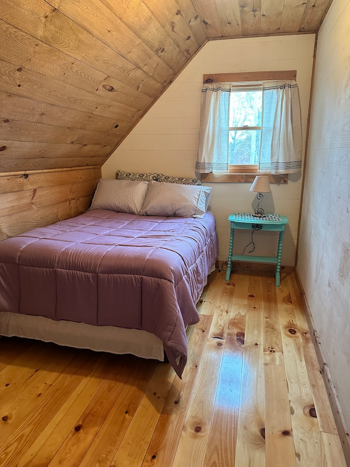 غرفة النوم الثانية في الطابق العلوي، سرير كامل