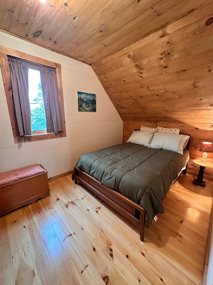 غرفة نوم في الطابق العلوي ، سرير كامل