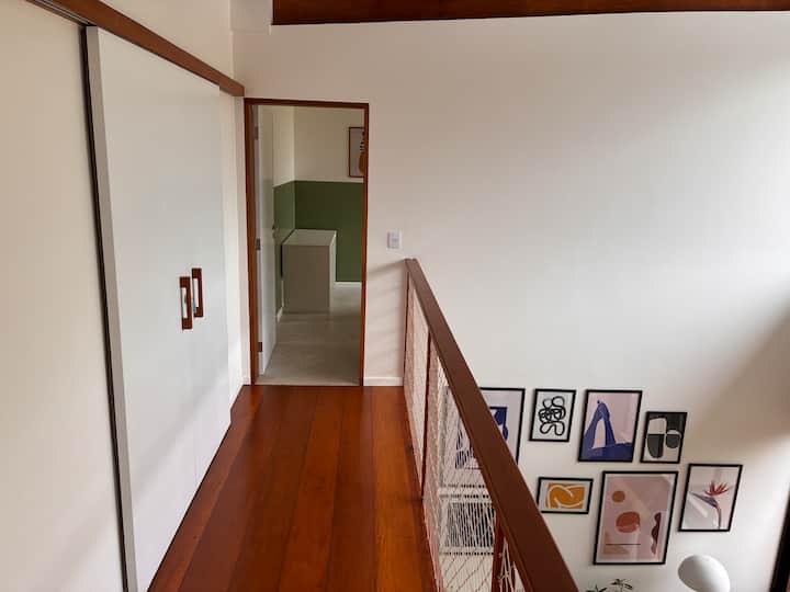 Pristup kroz mezanin na gornjem katu, u neposrednoj blizini zelenog apartmana