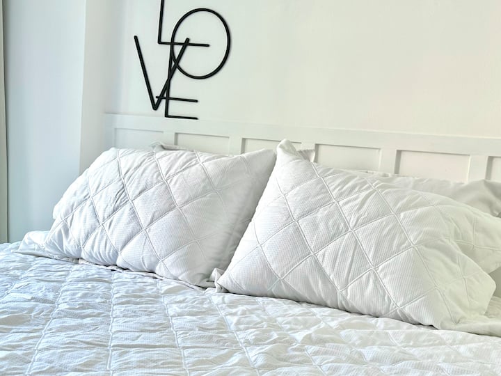 Conforto.
Lençóis e travesseiros de alta qualidade - algodão 400 fios.