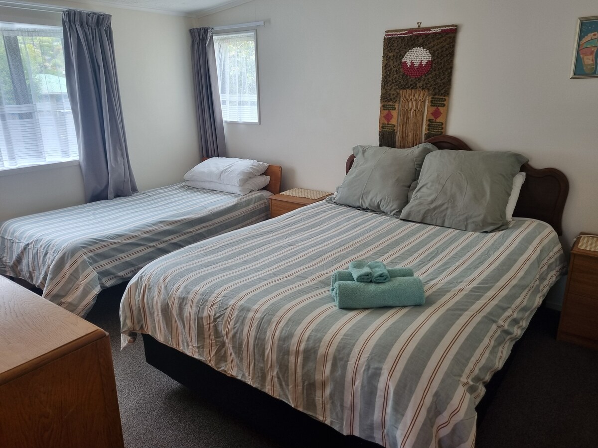 Krevat dopio "Queen" dhe krevat tek.  Dollap i dyfishtë, TV i montuar në mur me kanale falas. Dritare me xhama të dyfishtë.