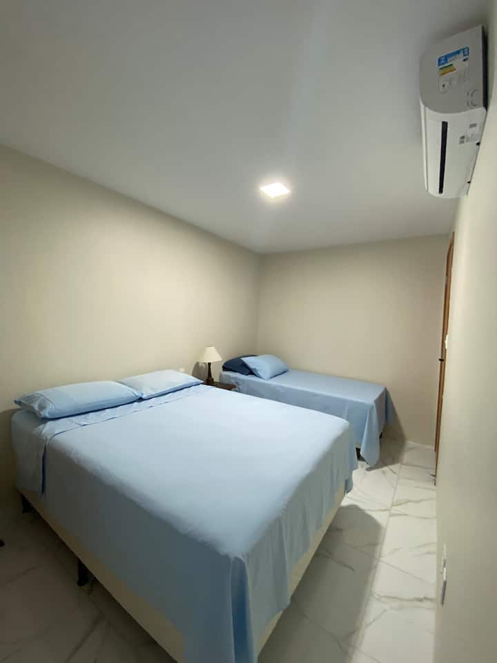 ➡️Апартамент 2: 1 двойно легло + 1 единичнo леглo. Стая с климатик!
 
Има ДОПЪЛНИТЕЛНА възможност за използване на ПОМОЩНОТО ЛЕГЛО, което е под единичното легло. Можете да настанявате до 6 души в къщата. 