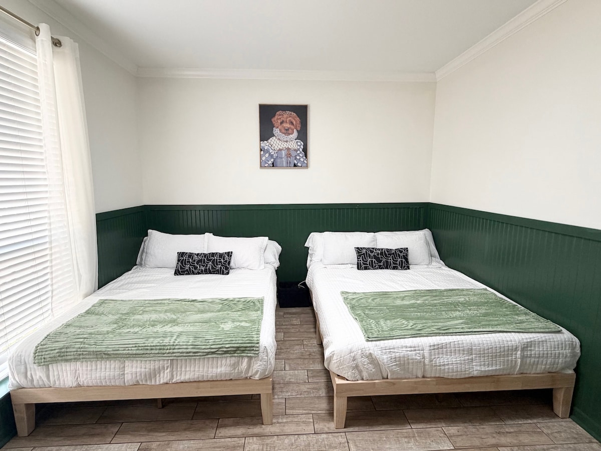 ห้องทำงานชั้นล่างได้รับการเปลี่ยนเป็นห้องนอนที่อบอุ่นพร้อมเตียงควีนไซส์สองเตียงที่สะดวกสบาย มีพื้นที่เพียงพอสำหรับผู้เข้าพักเสริมในการพักผ่อนและผ่อนคลาย