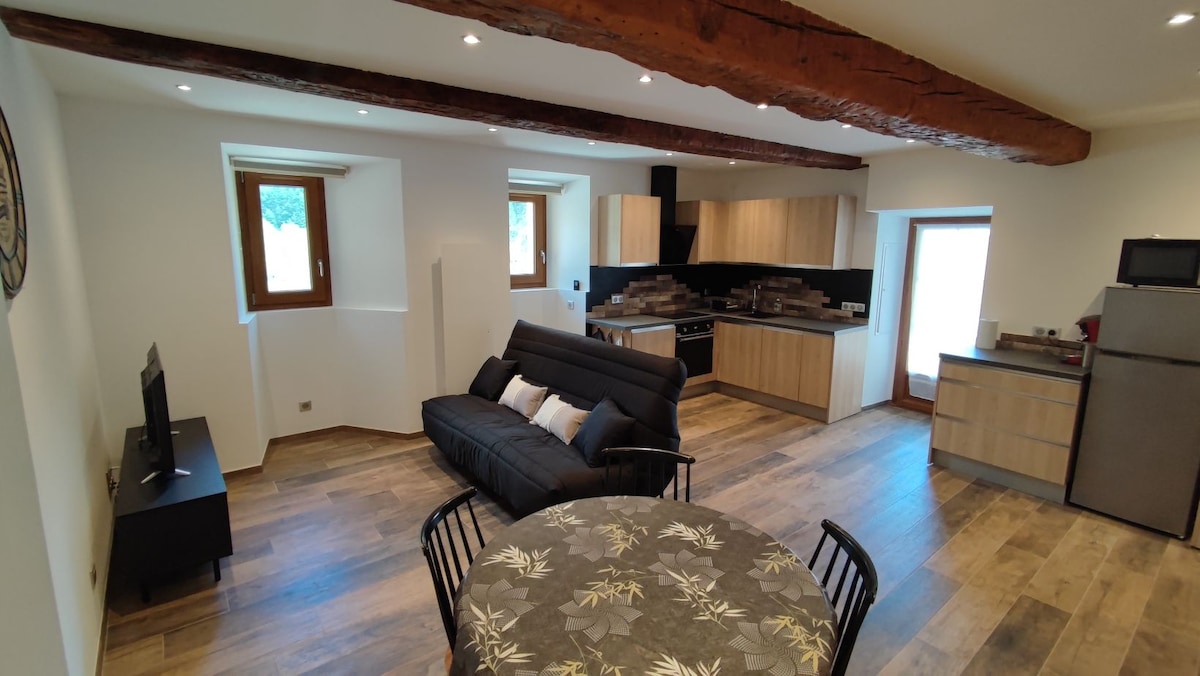 Successful Airbnb property: Come and enjoy the calm. in Péone