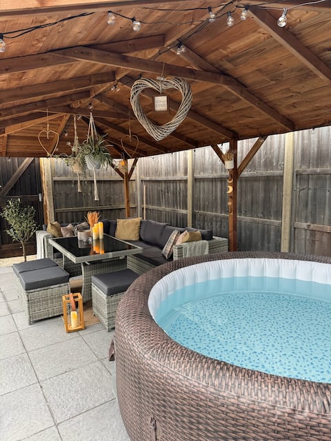 Grouse Lodge
Cosy Barn with Hot Tub