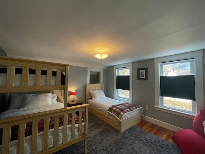 Habitación con literas. Twin sobre una cama doble completa y separada con cajones empotrados. Armario y vestidor completo. 