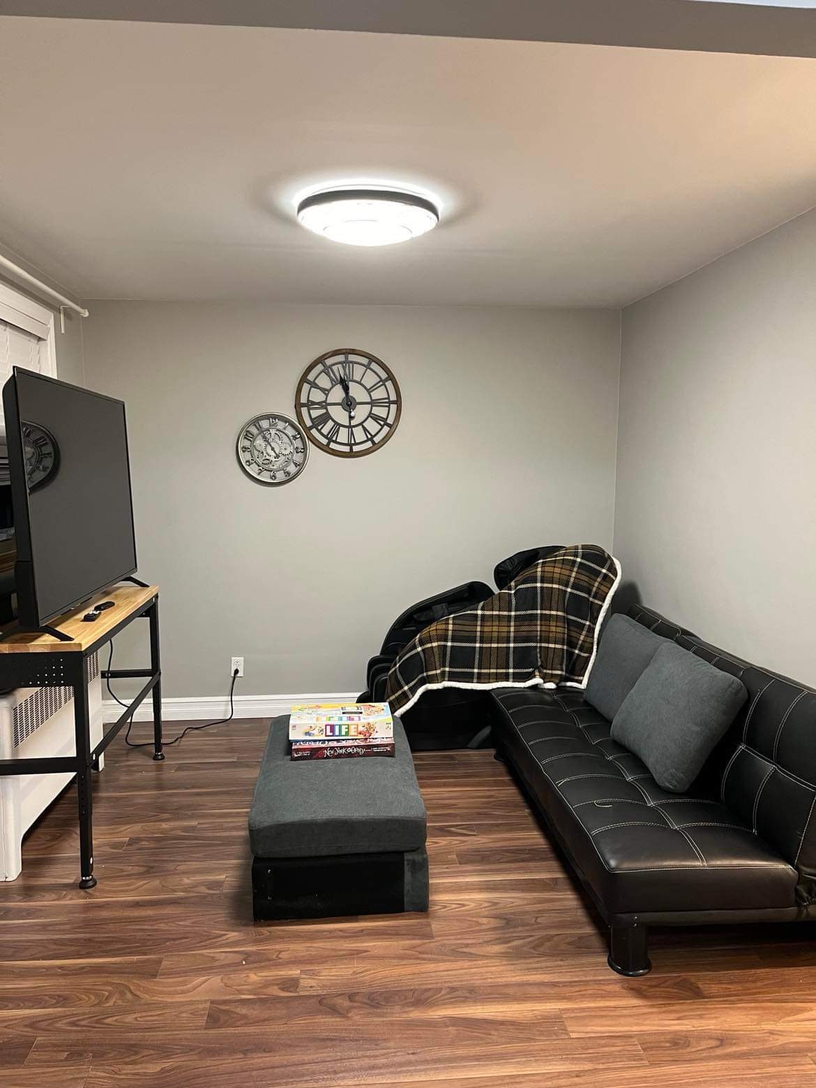 Relájate en nuestra elegante sala de estar de Airbnb: disfruta de un sillón de masaje, televisor inteligente de 65 pulgadas, audio prémium y wifi rápido Starlink. Ideal tanto para el ocio como para la producción en un espacio elegante y moderno.