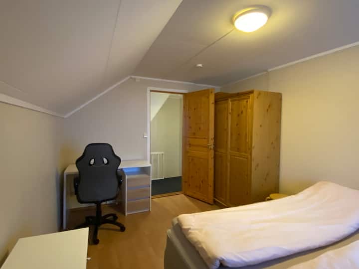 Კარგი ორადგილიანი საწოლი, ტანსაცმლის სათავსო და სამუშაო სივრცე