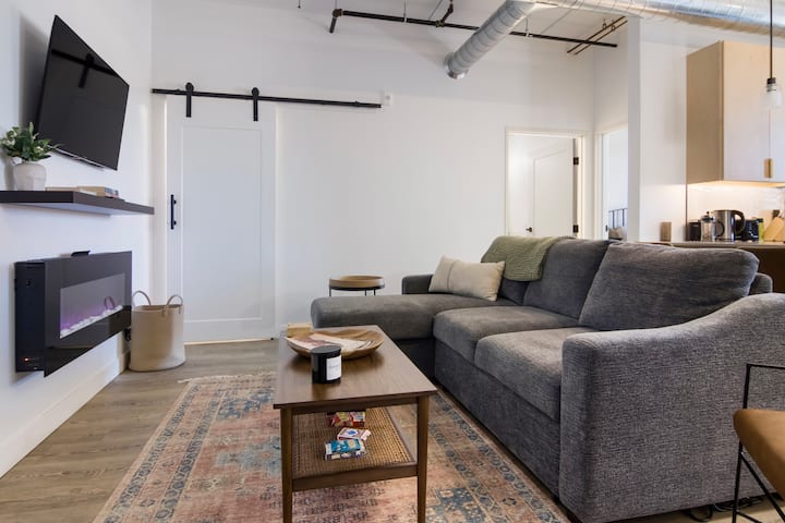3rd Coast Landing: Hot Tubs, Cozy Vibes, Location! - Traverse City, MI