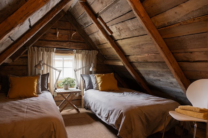 Sovloft
Dy krevate tekë që mund të vendosen së bashku në një krevat dopio nëse dëshiron.