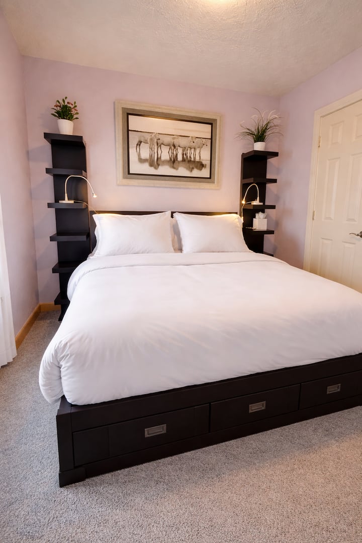 Chambre d'amis confortable avec une literie moelleuse et un cadre reposant pour des nuits réparatrices.

Peut accueillir confortablement 2 personnes.