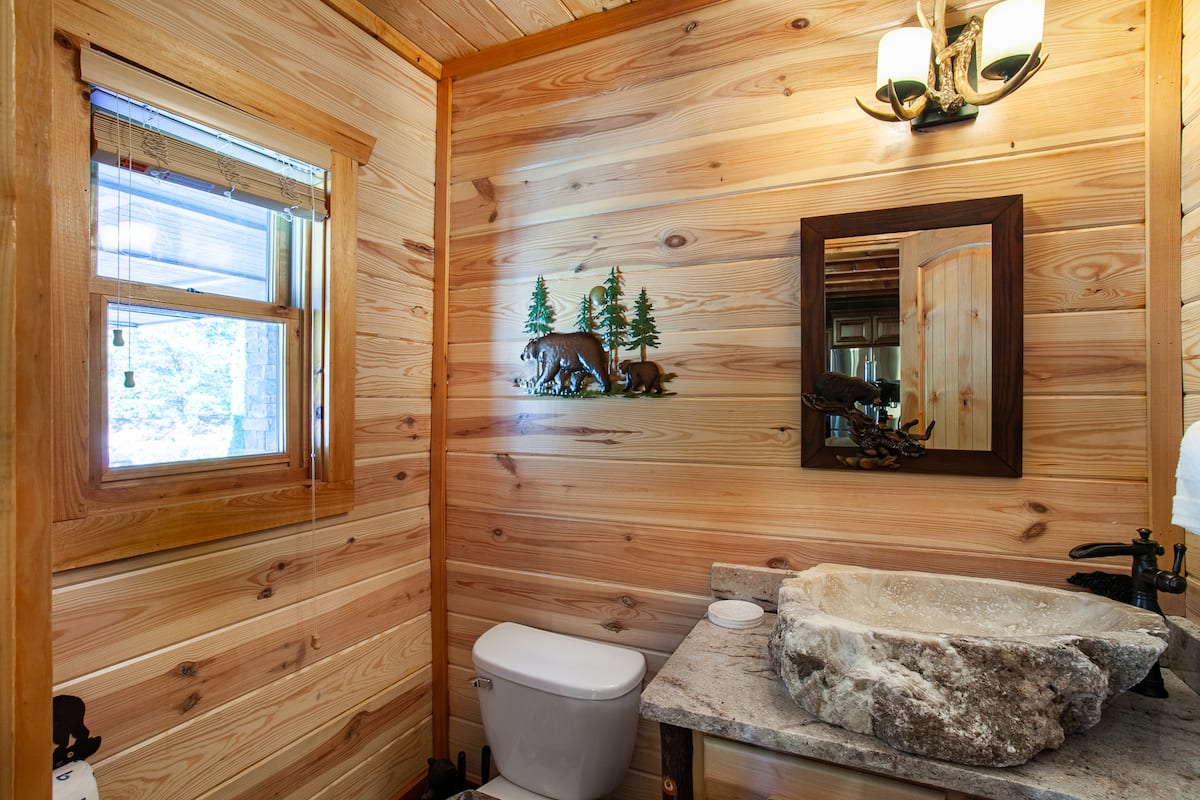 Half bathroom 1 at Majestica Lodge