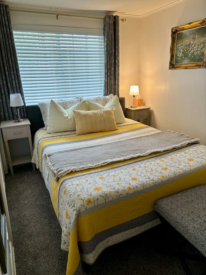 Queen plysch madrass i minnesskum och 100% bomullspercale lakan och sängkläder.